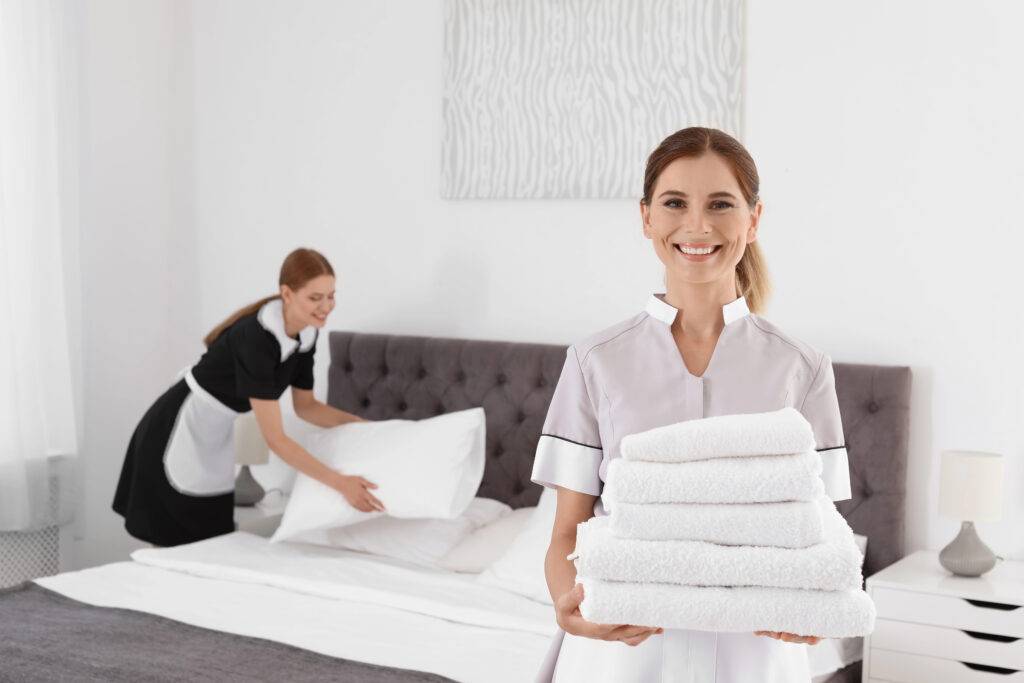 Zimmermädchen reinigen und bereiten Hotelzimmer vor